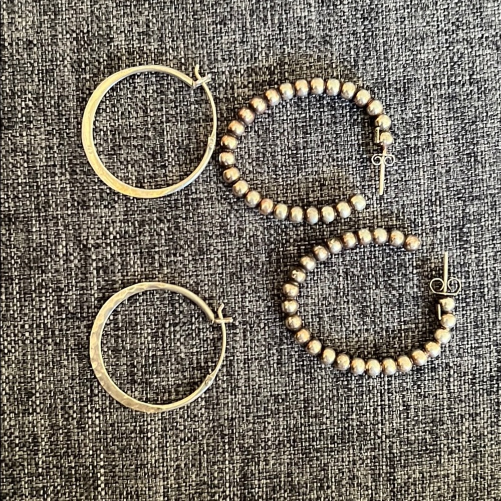 2 pairs of silver earrings Current condition